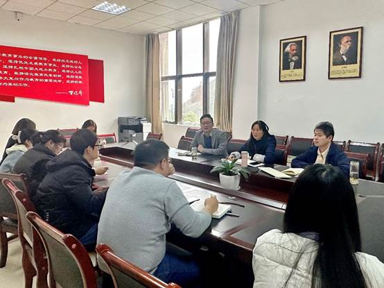 一群人在餐厅里描述已自动生成